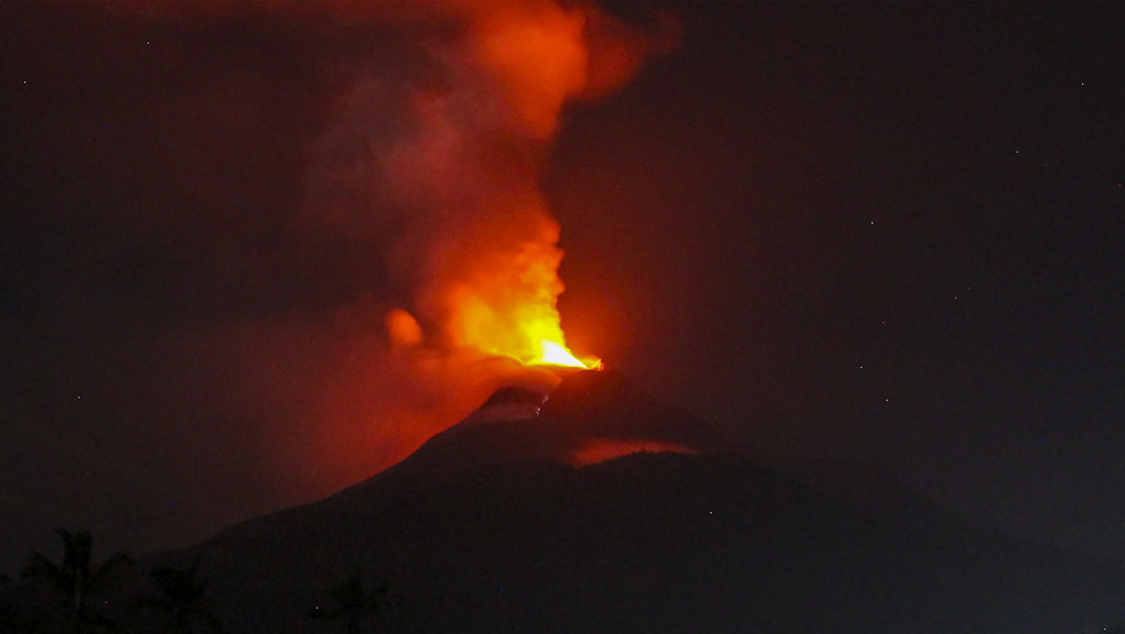 Status awas Gunung Lewotobi