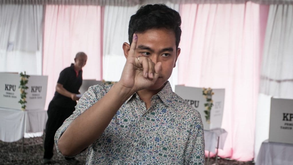 Calon Wakil Presiden nomor urut 2 Gibran Rakabuming Raka menunjukkan jari kelingking yang telah tercelup tinta usai menggunakan hak pilihnya di TPS 34 di Manahan, Solo, Jawa Tengah, Rabu (14/2/2024). ANTARA FOTO/Mohammad Ayudha/aww. Cawapres Gibran Rakabuming Raka mencoblos di Solo