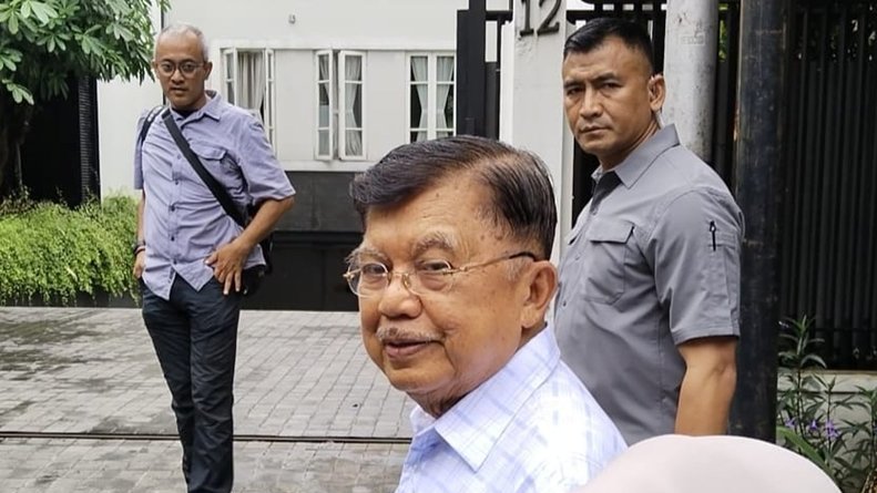 Wakil Presiden ke-10 dan ke-12 Jusuf Kalla menyapa wartawan usai mencoblos di TPS 03 RW 02 Kebayoran Baru, Jakarta Selatan, Rabu (14/2/2024). tirto.id/Muhammad Naufal Majid Jusuf Kalla di TPS 03