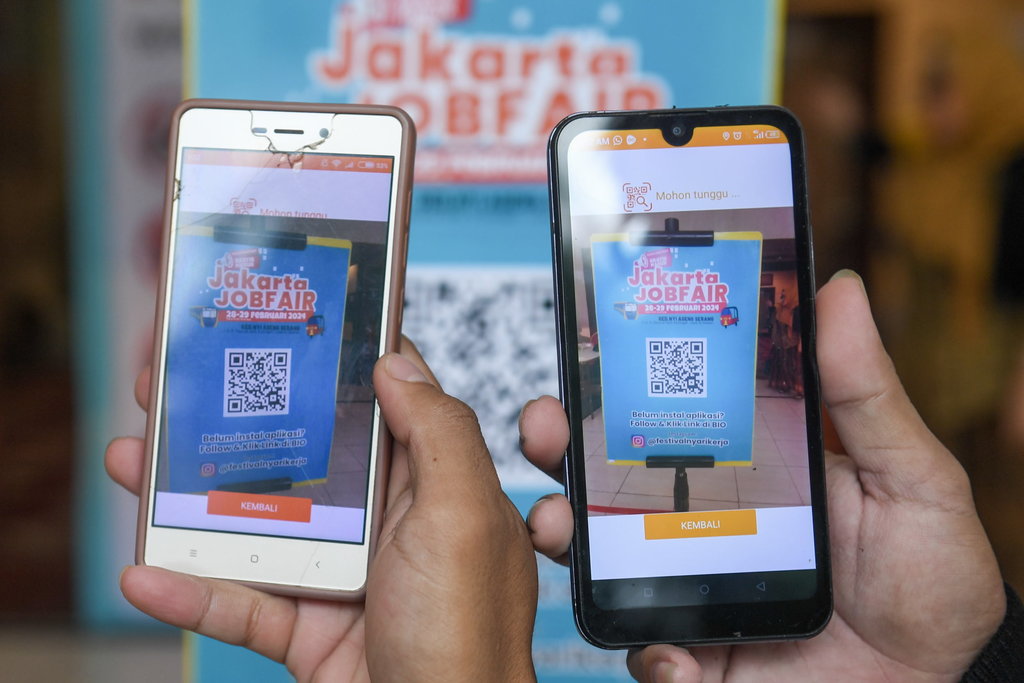Pelamar kerja memindai kode batang untuk melamar pekerjaan pada acara Jakarta Job Fair 2024 di gedung Nyi Ageng Serang, Jakarta, Kamis ( 29/2/2024). ANTARA FOTO/Muhammad Adimaja/YU Jakarta Job Fair cipatakan lapangan kerja formal
