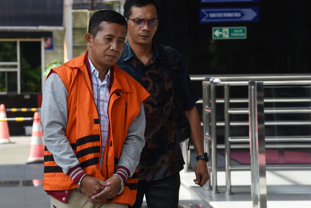 Ajudan Sebagai Aktor Korupsi: Klaim dan Fakta di Balik Perantara Terselubung