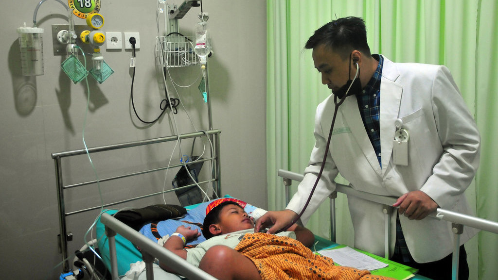 Dokter memeriksa pasien demam berdarah dengue (DBD) di Rumah Sakit Islam Sunan Kudus, Kudus, Jawa Tengah, Jumat (8/3/2024). ANTARA FOTO/Yusuf Nugroho/nym. Kasus DBD di Indoensia