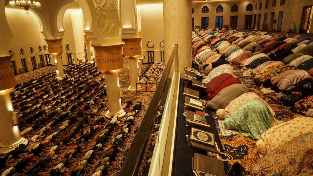 Shalat Tarawih pertama di Masjid Sheikh Zayed Solo 