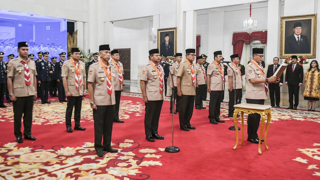 Ketua Kwartir Nasional (Kwarnas) Pramuka Budi Waseso (kanan) dilantik menjadi Ketua Kwarnas Pramuka 2023-2028 oleh Presiden Joko Widodo di Istana Negara, Jakarta, Jumat (5/4/2024). ANTARA FOTO/Hafidz Mubarak A/aww. Pelantikan pengurus Kwarnas Pramuka