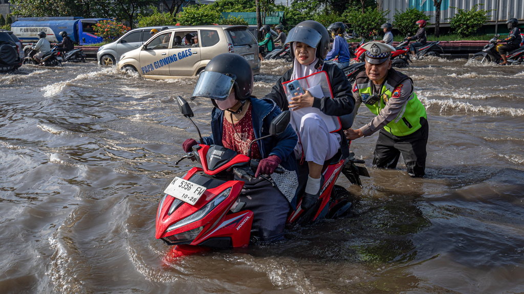 Arahan pengalihan arus lalu lintas akibat banjir di jalur utama pantura Semarang 