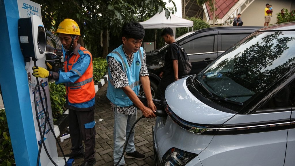 Layanan SPKLU di rest area Jalan Tol Trans Jawa