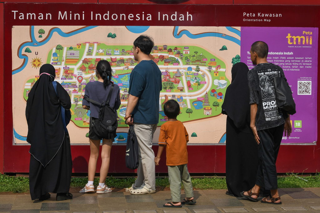 Sejumlah wisatawan mengamati peta lokasi anjungan-anjungan provinsi dan museum di Taman Mini Indonesia Indah (TMII), Jakarta.ANTARA FOTO/Aditya Pradana Putra/nz Liburan di Taman Mini Indonesia Indah