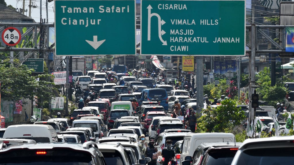 Kemacetan kendaraan di jalur wisata Puncak Bogor