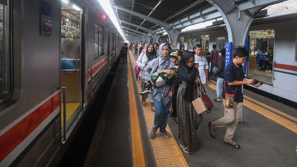 Penumpang kereta rel listrik (KRL) Commuterline Jabodetabek berjalan keluar dari gerbong usai tiba di Stasiun Jakarta Kota, Jakarta, Jumat (12/4/2024). ANTARA FOTO/Aditya Pradana Putra/pras. Jumlah penumpang KRL Commuterline Jabodetabek meningkat