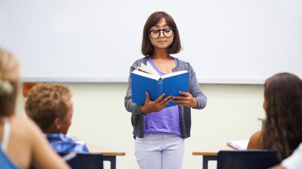 Ilustrasi siswa di depan kelas