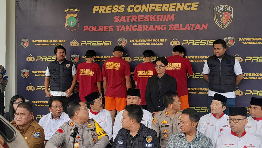 Kepala Polres Tangerang Selatan memimpin press conference terkait kasus kekerasan terhadap sejumlah mahasiswa Katolik di Polres Tangerang Selatan pada, Selasa (7/5/2024). (Tirto.id/Auliya Umayna) Kasus Kekerasan Terhadap Mahasiswa Katolik di Tangsel