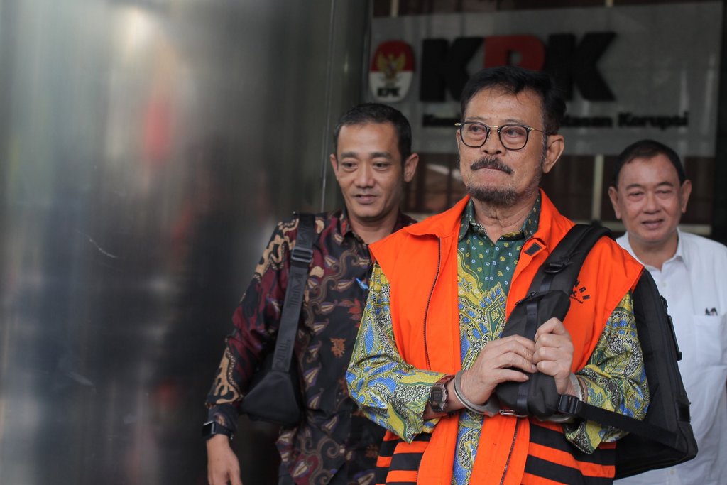 Tersangka kasus dugaan korupsi di Kementerian Pertanian Syahrul Yasin Limpo (tengah) berjalan menuju mobil tahanan usai pemeriksaan di gedung KPK, Jakarta, Jumat (17/5/2024). KPK fasilitasi pemeriksaan saksi yaitu mantan Menteri Pertanian Syahrul Yasin Limpo, terkait dugaan pelanggaran kode etik yang dilakukan pemeriksa BPK pada Auditorat Utama Keuangan IV dari Tim Inspektorat Utama BPK. ANTARA FOTO/Reno Esnir/rwa. Pemeriksaan Syahrul Yasin Limpo