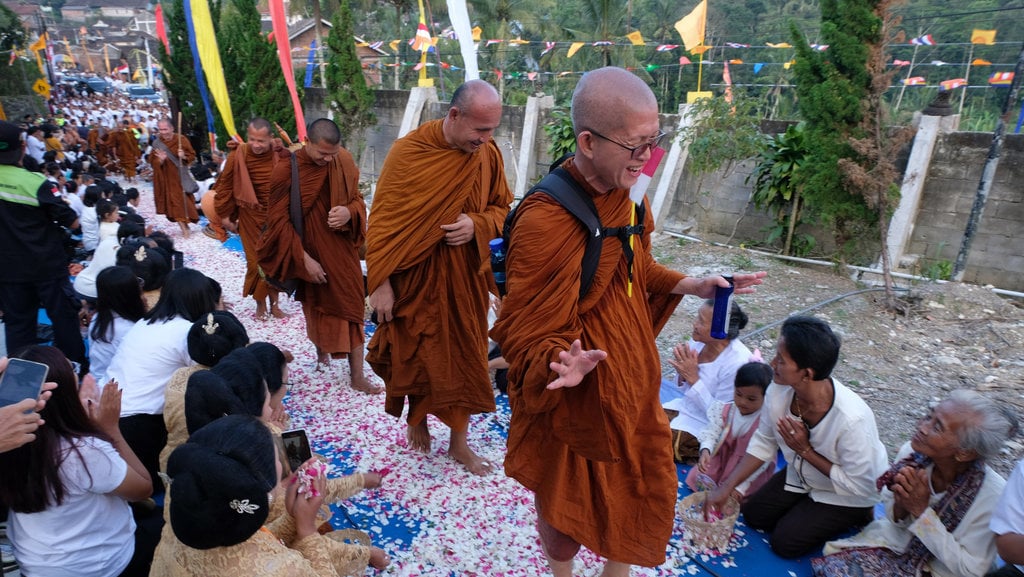 Bhikkhu Thudong singgah di Temanggung