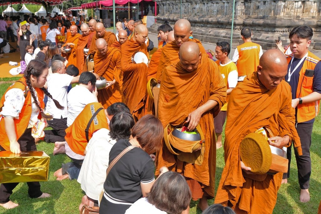 Sejumlah Bhikkhu menerima sumbangan saat melaksanakan ritual Pindapata atau mengumpulkan sumbangan dari umat di pelataran Candi Mendut, Mungkid, Magelang, Jawa Tengah, Rabu (22/5/2024). Prosesi Pindapata tersebut dilaksanakan dalam rangkaian perayaan perayaan Tri Suci Waisak 2568 BE/2024. ANTARA FOTO/Anis Efizudin/wpa. Ritual Pindapata di Candi Mendut