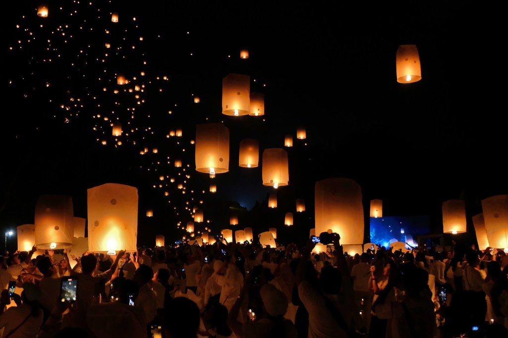 Peserta menerbangkan lampion saat Festival Lampion Waisak 2024 di Marga Utama kompleks Taman Wisata Candi (TWC) Borobudur, Magelang, Jawa Tengah, Kamis (23/5/2024). ANTARA FOTO/Anis Efizudin/aww. Festival lampion Waisak 2568 BE/2024 di Borobudur