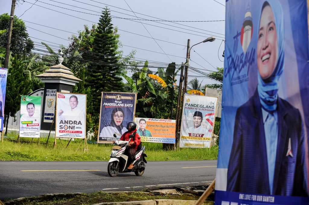 Pemasangan APK Pilkada di Banten