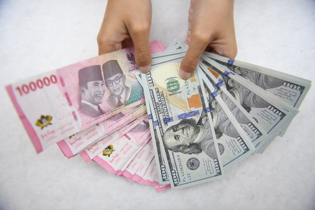 Rupiah Menguat Lawan Dolar AS dan IHSG Menghijau Awal Pekan