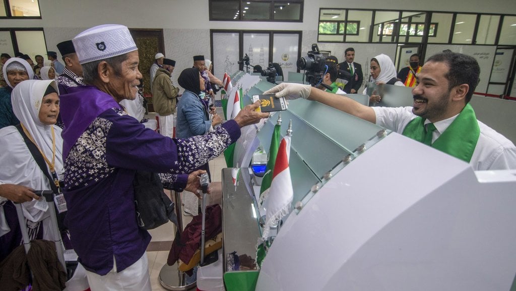 Melayani para tamu Allah menuju Tanah Suci