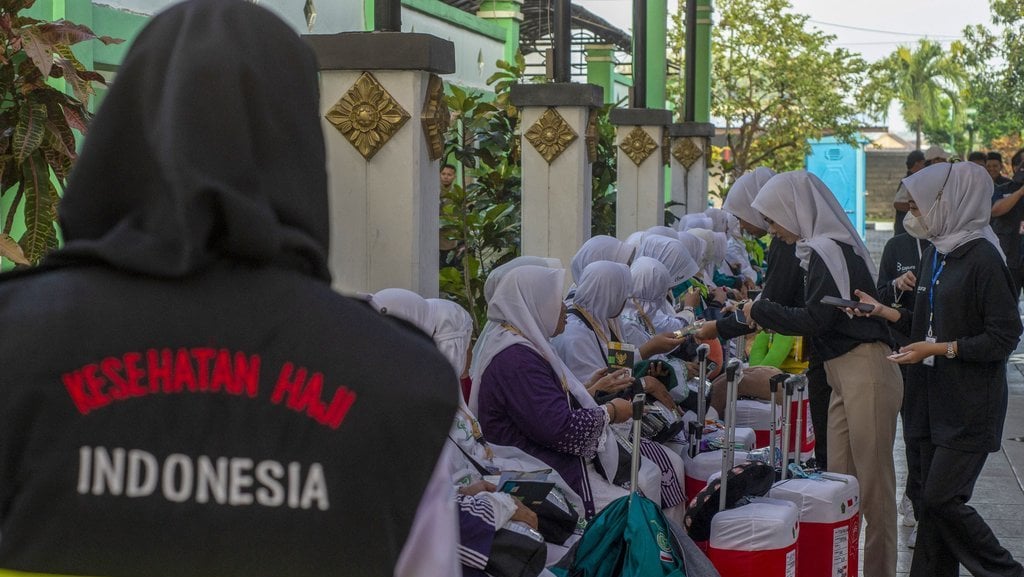 Melayani para tamu Allah menuju Tanah Suci