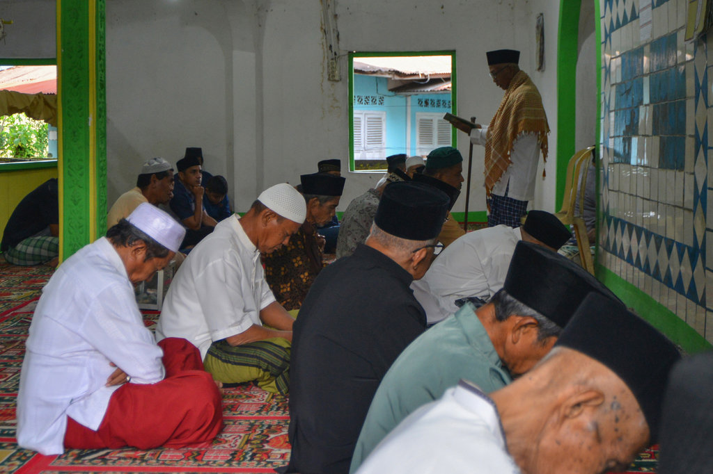 Khatib menyampaikan khotbah Idul Adha jamaah Tarekat Naqsabandiyah di Surau Baru Pauh, Padang, Sumatera Barat, Sabtu (15/6/2024). ANTARA FOTO/Iggoy el Fitra/wpa. Shalat Idul Adha Naqsabandiyah di Padang