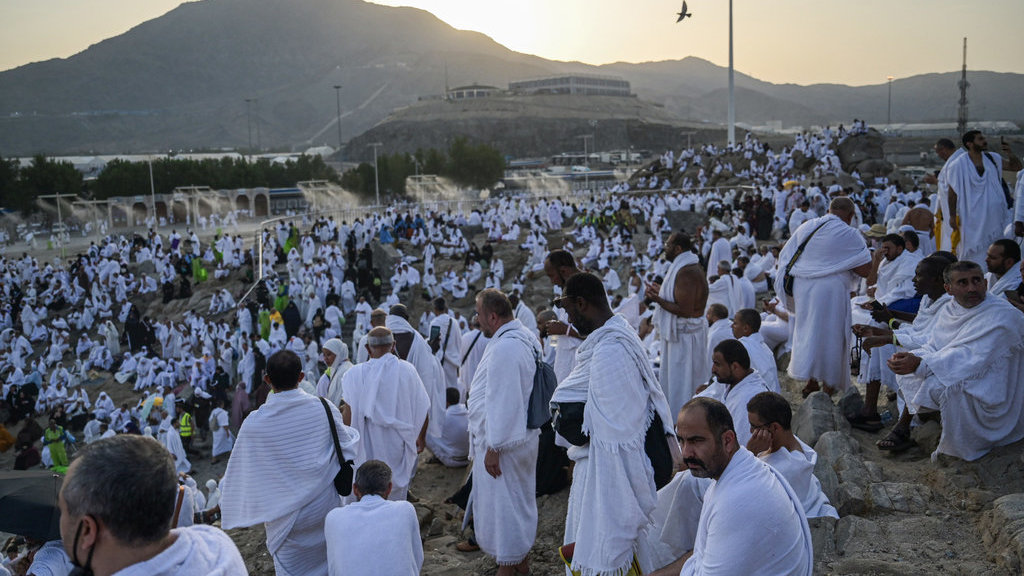Umat Islam memadati Jabal Rahmah jelang wukuf di Arafah, Makkah, Arab Saudi, Sabtu. ANTARA FOTO/Sigid Kurniawan/wpa. Umat muslim padati Jabal Rahmah jelang wukuf
