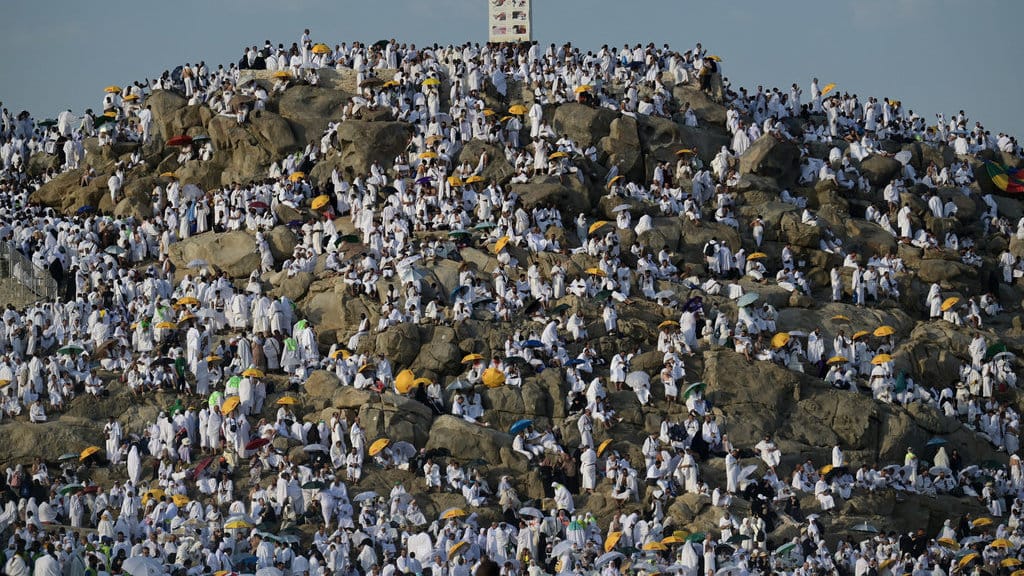 Umat muslim padati Jabal Rahmah jelang wukuf