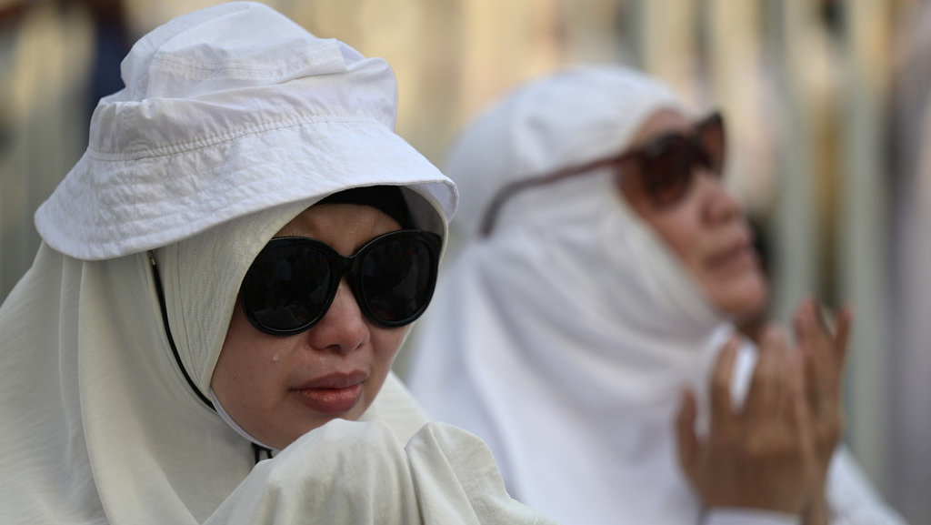 Jamaah haji Indonesia memanjatkan doa saat wukuf di Arafah, Makkah, Arab Saudi, Sabtu (15/6/2024). ANTARA FOTO/Sigid Kurniawan/rwa. Doa saat wukuf di Arafah
