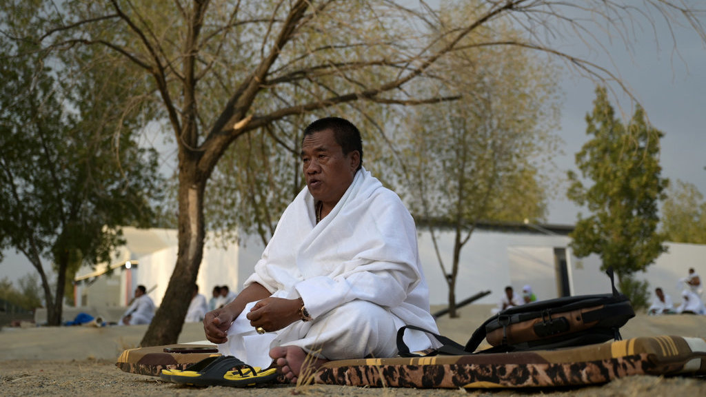 Haji Indonesia memanjatkan doa saat wukuf di Arafah, Makkah, Arab Saudi, Sabtu (15/6/2024). ANTARA FOTO/Sigid Kurniawan/rwa. Doa saat wukuf di Arafah