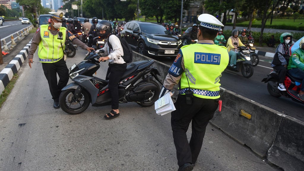 Polisi tilang pengendara penerobos jalur TransJakarta