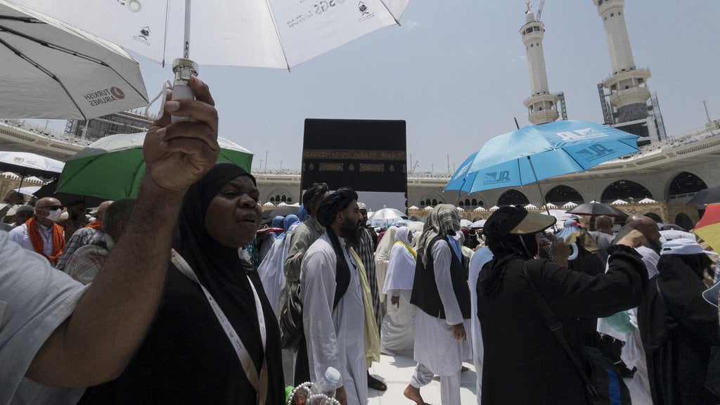 Jamaah haji melaksanakan tawaf ifadah