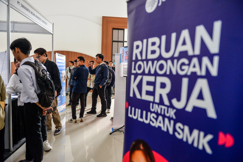 Pencari kerja mencari informasi lowongan pekerjaan di sebuah stan pada bursa kerja di Grand Lodakara Hall, Bandung, Jawa Barat, Selasa (25/6/2024). ANTARA FOTO/Raisan Al Farisi/rwa. Upaya menekan angka pengangguran di Bandung