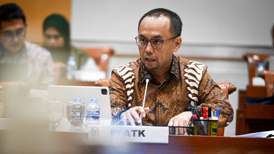 Kepala Pusat Pelaporan dan Analisis Transaksi Keuangan (PPATK) Ivan Yustiavandana memberikan paparan saat mengikuti rapat kerja bersama Komisi III DPR di Kompleks Parlemen, Senayan, Jakarta, Rabu (26/6/2024). ANTARA FOTO/ Rivan Awal Lingga/foc. Rapat kerja PPATK dengan Komisi III DPR