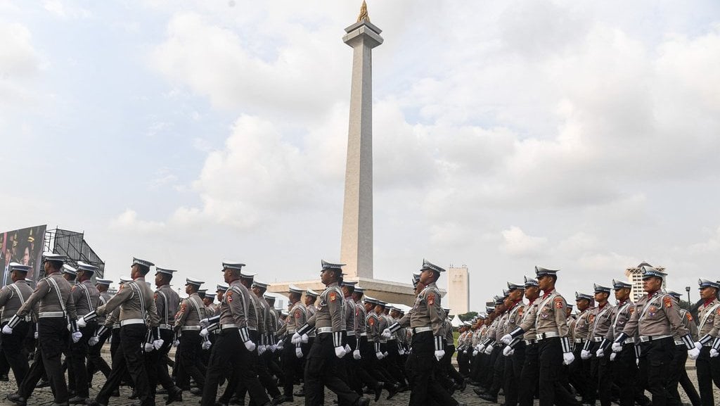 Defile pasukan polisi pada upacara HUT ke-78 Bhayangkara