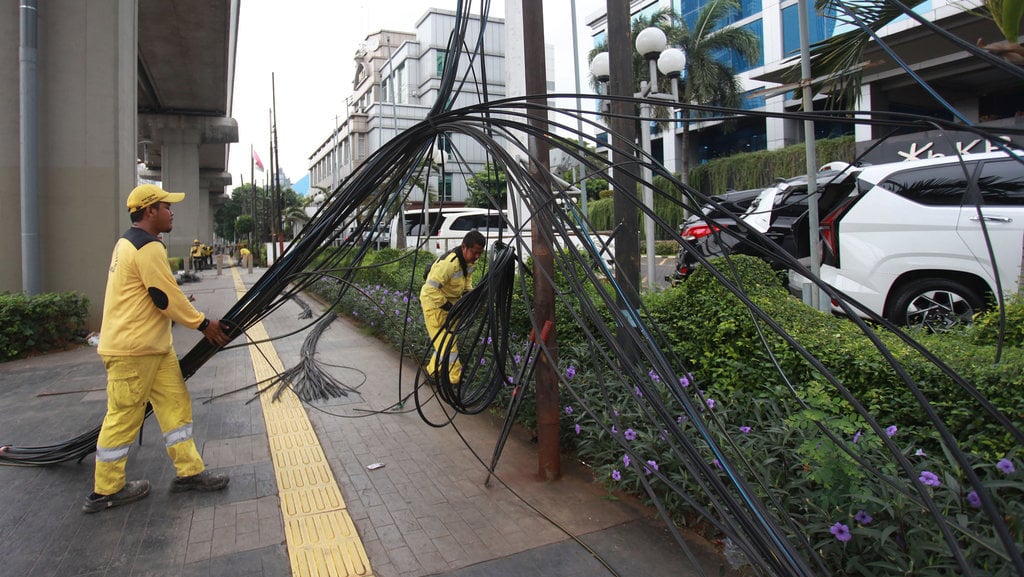 Pencabutan kabel utilitas udara di Jakarta