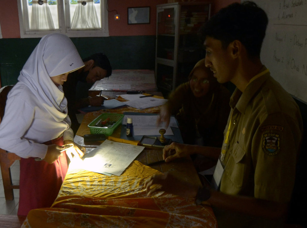 Calon siswa melakukan verifikasi saat pengisian formulir pendaftaran Penerimaan Peserta Didik Baru (PPDB) di SMP Negeri 25 Bandar Lampung, Lampung, Selasa (25/6/2024). ANTARA FOTO/Ardiansyah/YU Penerimaan siswa baru jalur PPDB