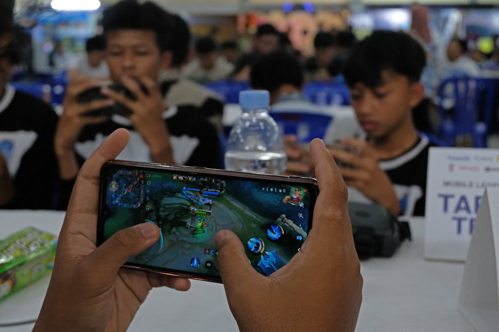 Peserta bermain video game Mobile Legend saat mengikuti E-Sport Championship 2024 di Gedung Pemuda Temanggung, Jawa Tengah, Rabu (10/7/2024). ANTARA FOTO/Anis Efizudin/tom. E-Sport Championship 2024 di Temanggung