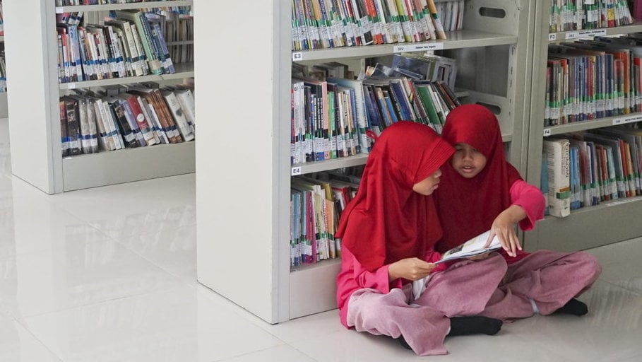 Memanfaatkan waktu libur sekolah di perpustakaan