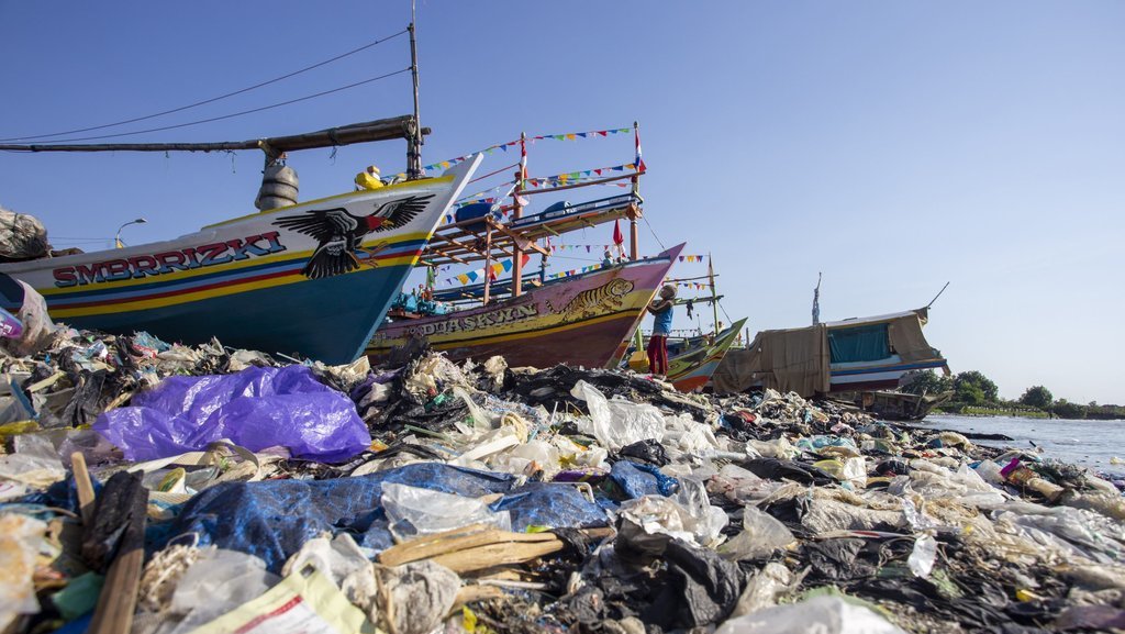 Sampah plastik menumpuk di pantai