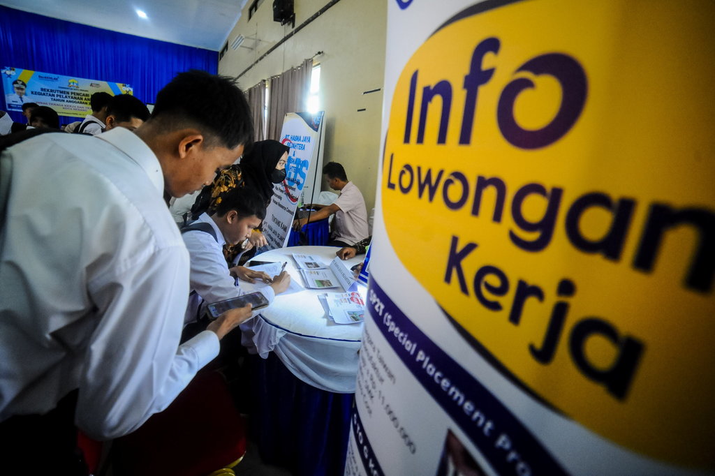 Sejumlah pencari kerja mengisi formulir saat Job Fair Kota Serang 2024 di Kota Serang, Banten, Rabu (17/7/2024). ANTARA FOTO/Muhammad Bagus Khoirunas/rwa. Peringkat pengangguran di ASEAN