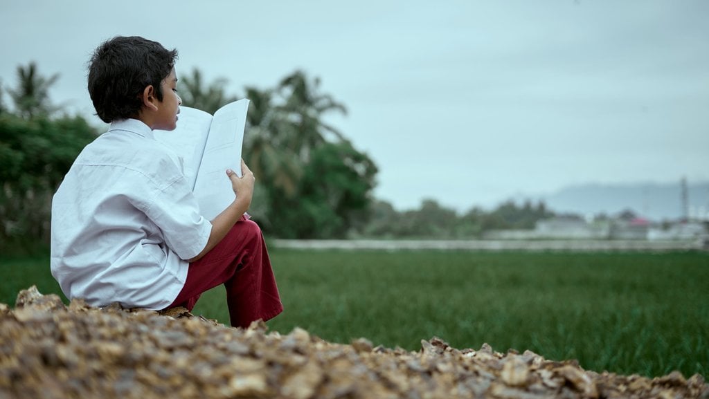 anak sd bawa buku pelajaran