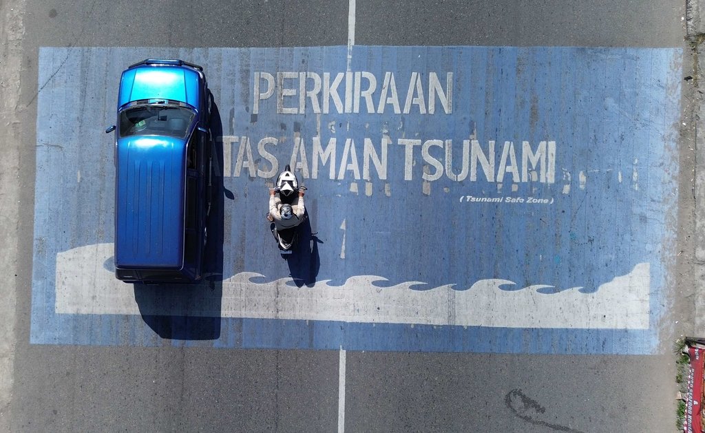 Garis biru penanda batas aman tsunami di Padang