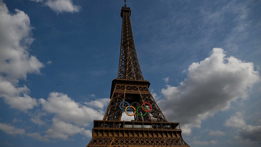 Cincin Olimpiade Paris 2024 di Menara Eiffel