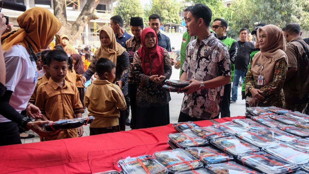 Gibran meninjau simulasi makan siang gratis