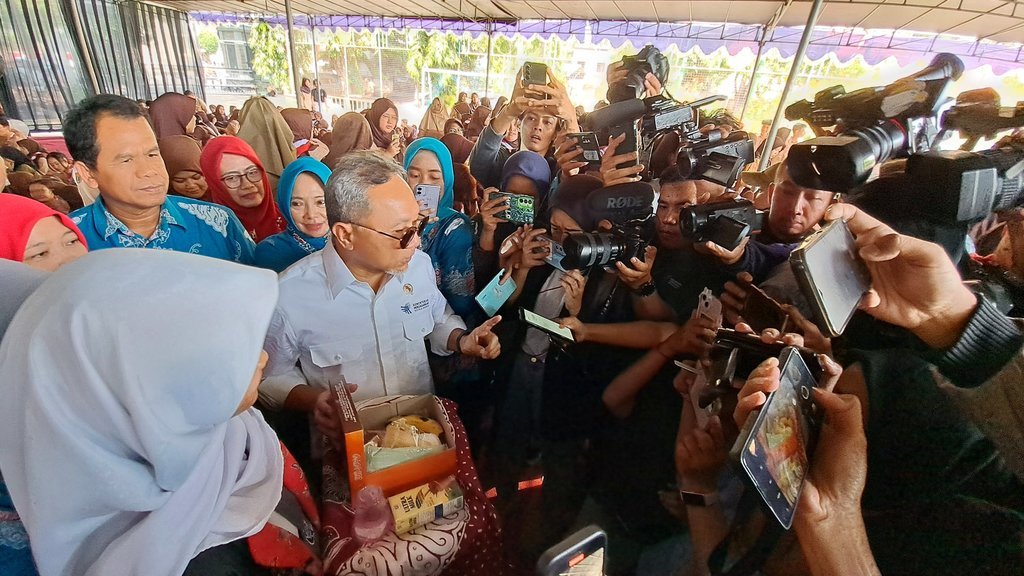 Zulhas bagikan makan siang gratis