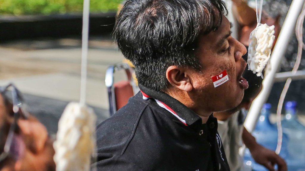 Ilustrasi lomba agustusan bapak-bapak. ANTARA FOTO/Makna Zaezar/foc. Ilustrasi lomba agustusan bapak-bapak