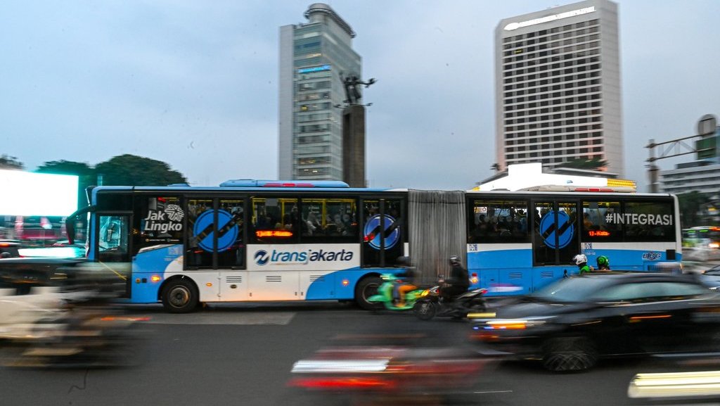 Bus Transjakarta melintas di kawasan Bundaran HI, Jakarta, Jumat (2/8/2024). Pemerintah Provinsi DKI Jakarta dalam Rencana Tata Ruang Wilayah (RTRW) 2024-2044 mengupayakan sebesar 55 persen penduduk Jakarta menggunakan transportasi publik untuk mengurangi kemacetan dan polusi udara. ANTARA FOTO/Fauzan/rwa. Pemprov DKI Jakarta upayakan warga gunakan transportasi publik