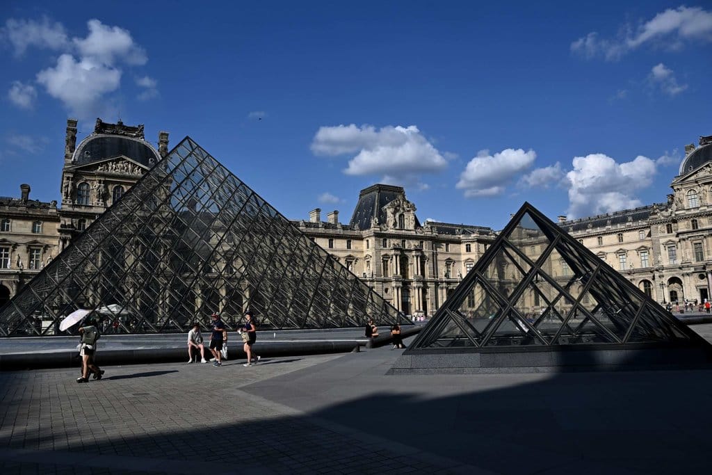 Pengunjung melintasi Piramida Louvre yang diarsiteki I M Pei di Museum Louvre, Paris, Prancis, Jumat (2/8/2024).ANTARA FOTO/Wahyu Putro A/foc.c Wisata Museum Louvre di Paris