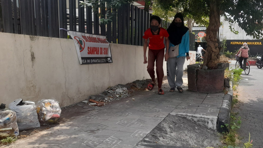 Onggokan sampah di Plengkung Tamansari, jalan Suryowijayan, Gedongkiwo, Mantrijeron, Kota Yogyakarta. (FOTO/Siti Fatimah) Onggokan Sampah di Plengkung Tamansari