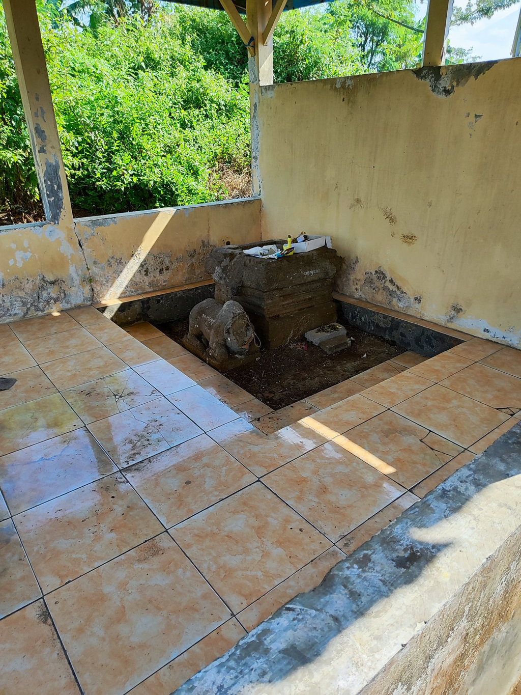 Sisa-sisa bangunan candi Situs Pendem hanya berjarak 10 meter dari lokasi punden Desa Pendem yang juga terdapat tinggalan arkeologis berupa arca Nandi dan Yoni. (FOTO/Omar Mohtar) Situs Pendem