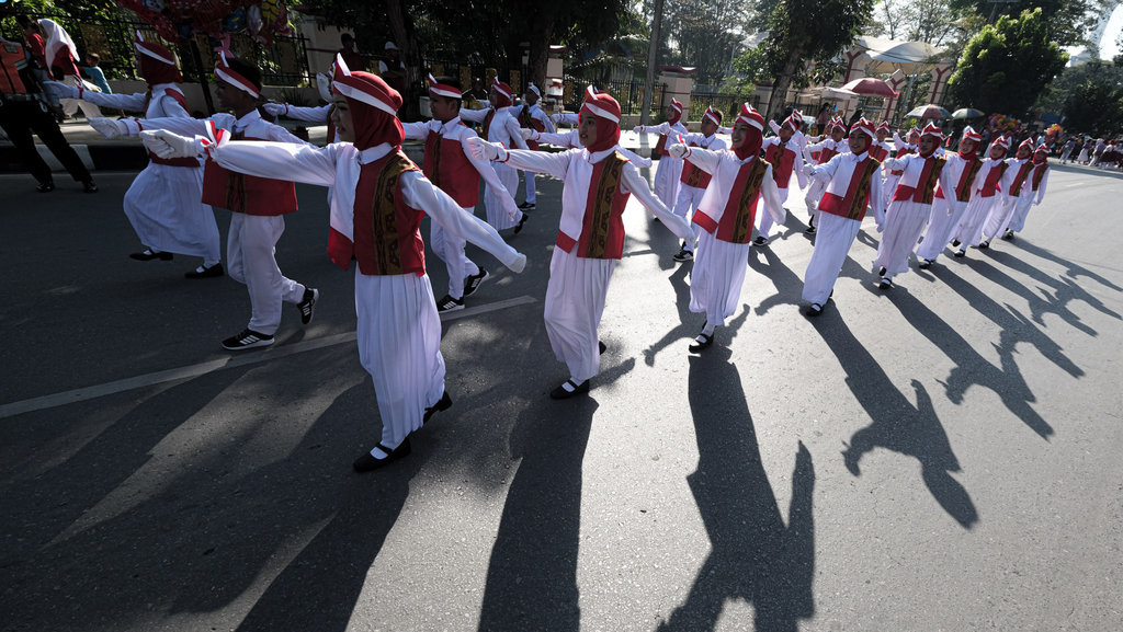 Sejumlah pelajar mengikuti gerak jalan indah di Kendari, Sulawesi Tenggara, Rabu (14/8/2024). ANTARA FOTO/Andry Denisah/foc. Lomba gerak jalan indah pelajar di Kendari